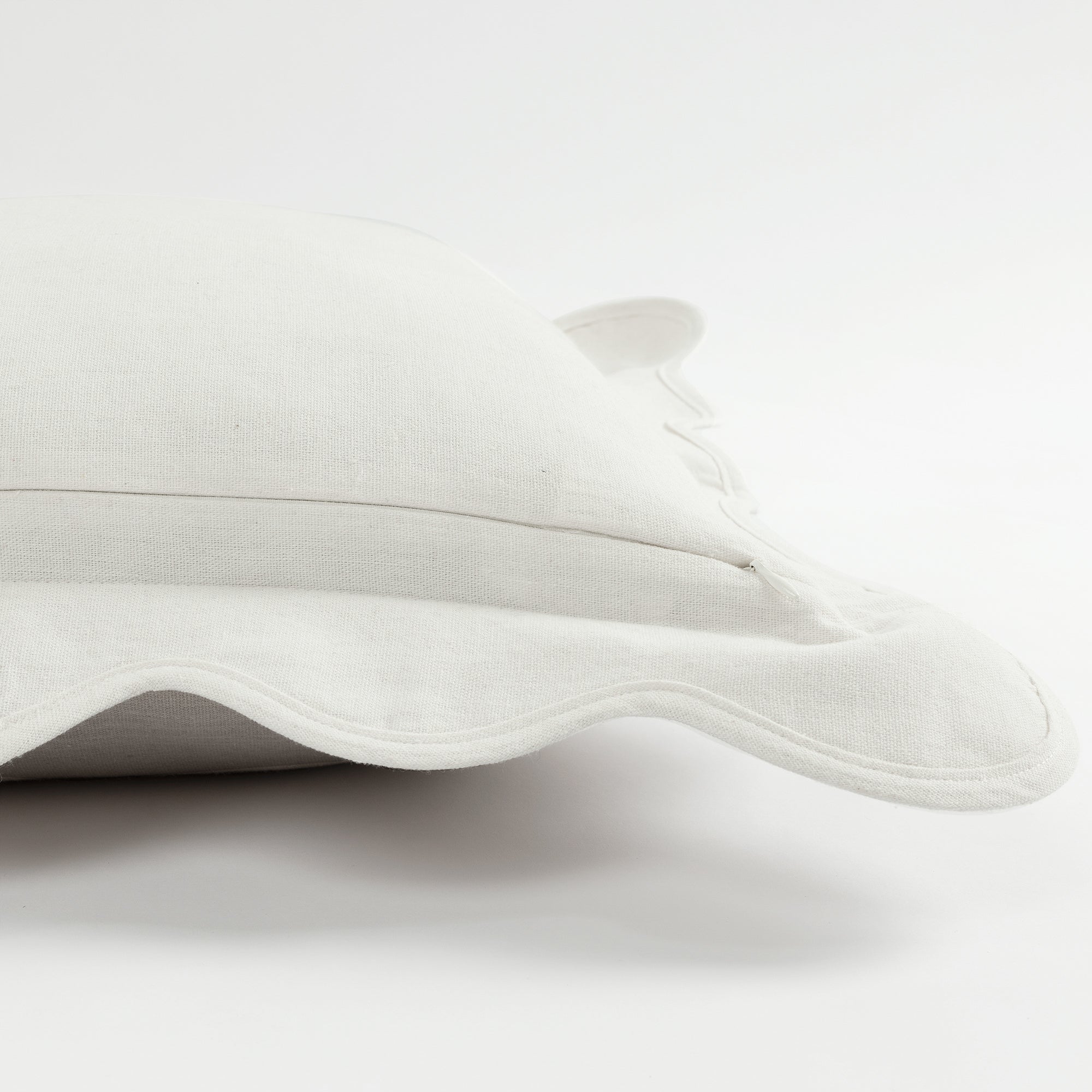 Light Gray/ Off White | 20"H x 20"W