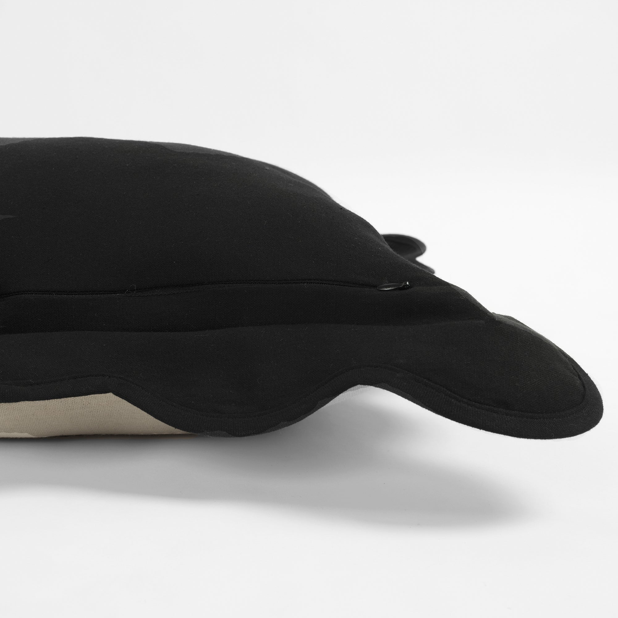 Dark Linen/Black | 20"H x 20"W