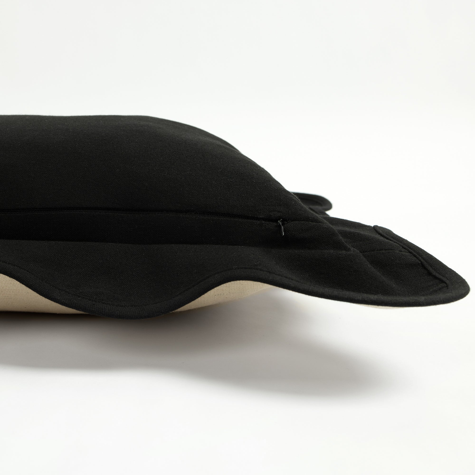 Dark Linen/Black | 13"H x 20"W