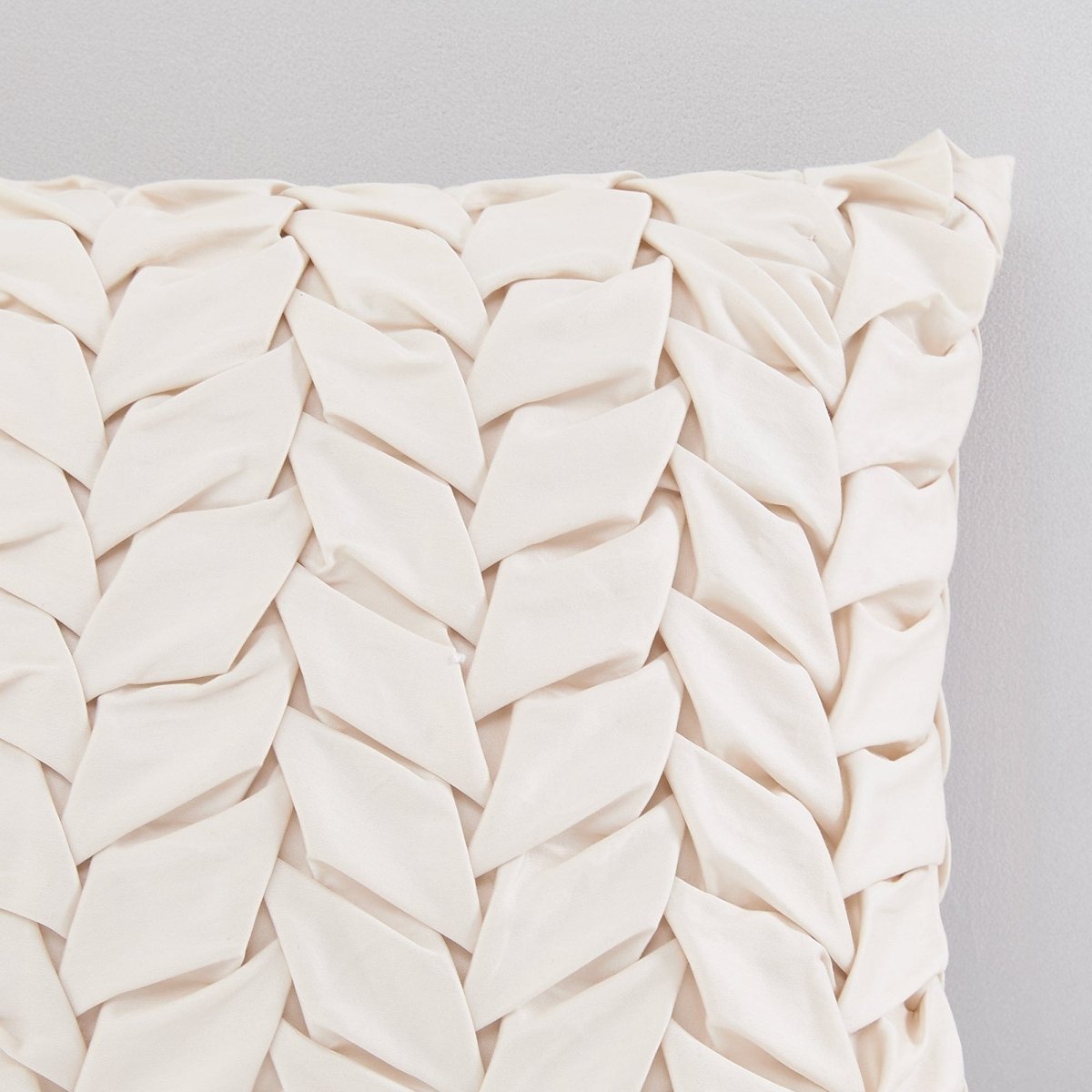 Cream | 14" H x 24" W